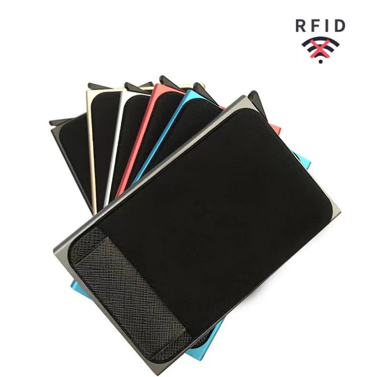 ავტომატური Pop Up RFID ალუმინის საფულე ელასტიურობის უკანა ჩანთით